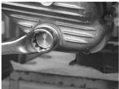PIAGGIO XEVO - Removing the hub cover - 1