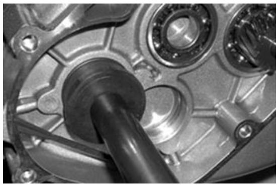 PIAGGIO XEVO - Refitting the driven pulley shaft bearing - 4