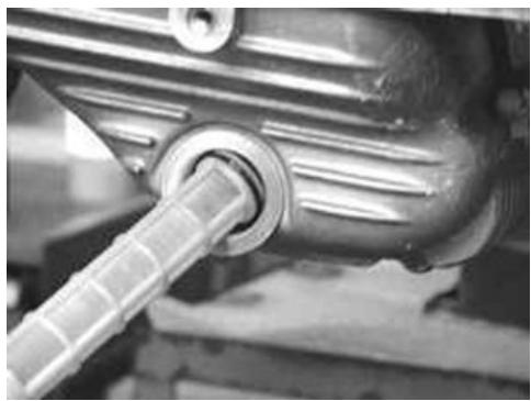 PIAGGIO XEVO - Removing the hub cover - 2