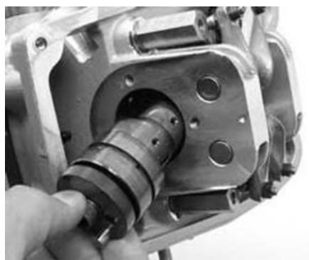 PIAGGIO XEVO - Removing the cam shaft - 2