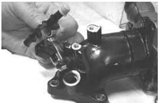 PIAGGIO XEVO - Removing the injector - 2