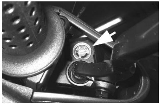 PIAGGIO XEVO - Brake fluid level check - 2