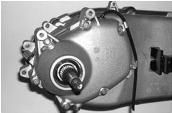 PIAGGIO XEVO - Removing the hub cover - 1