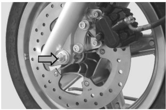 PIAGGIO XEVO - Removing the front wheel - 1