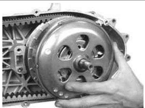 PIAGGIO XEVO - Removing the driven pulley - 1