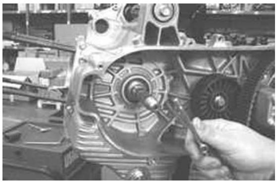 PIAGGIO XEVO - Splitting the crankcase halves - 2