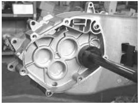 PIAGGIO XEVO - Refitting the driven pulley shaft bearing - 2