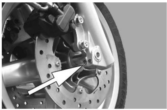 PIAGGIO XEVO - Removing the front wheel - 2