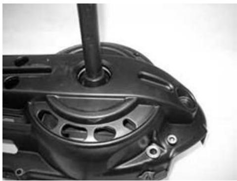 PIAGGIO XEVO - Removing the driven pulley shaft bearing - 1