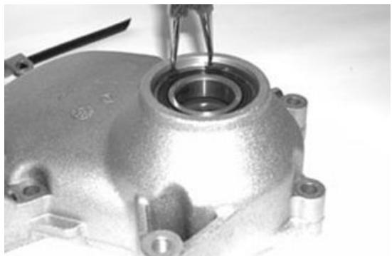 PIAGGIO XEVO - Removing the wheel axle bearings - 1