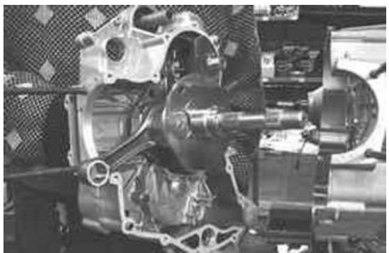 PIAGGIO XEVO - Splitting the crankcase halves - 3