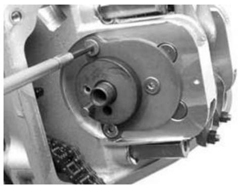 PIAGGIO XEVO - Removing the cam shaft - 1