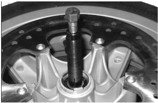 PIAGGIO XEVO - Front wheel hub overhaul - 1