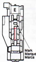 SINGER FUTURA 4000 N - Abaissez le pied boutonniere. - 1