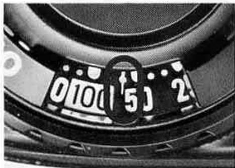 NIKON F301 - Avec un film code DX, placez le repere de sensibilité du film sur la position DX. - 1