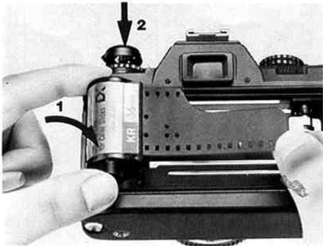 NIKON F301 - Ouvrez le dos de l'appareil. - 2