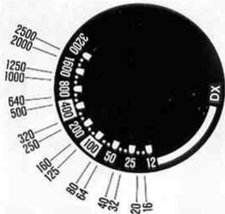 NIKON F301 - Avec un film code DX, placez le repere de sensibilité du film sur la position DX. - 2