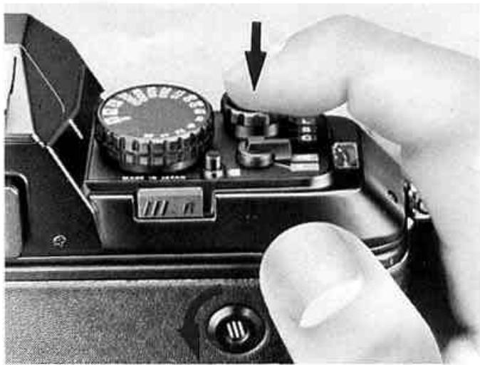 NIKON F301 - Contrôlez la position du film et refermez le dos de l'appareil. - 2