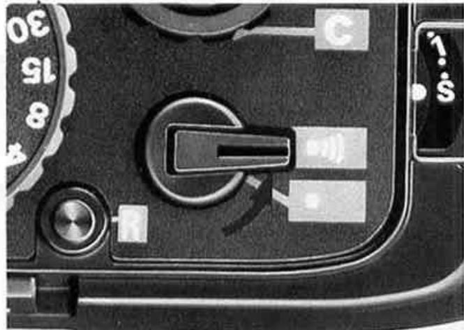 NIKON F301 - Avec un film code DX, placez le repere de sensibilité du film sur la position DX. - 3