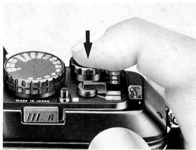 NIKON F301 - Les deux DEL triangulaires clignotent: Le choix de l'ouverture est errone - 1