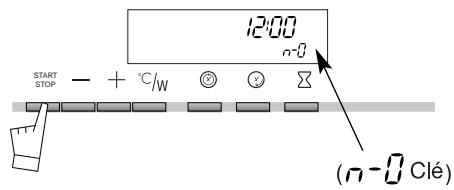 DE DIETRICH DME399XE1 - Laat de toets pas los nadat de bieptoon is gestopt en de sleutel op de display versuschijnt. - 1