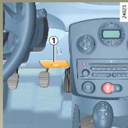 RENAULT CLIO 3 PHASE 1 - Eclaireur de coffre - 2