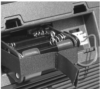 ROLAND FR-2B - Installer et extraire des piles - 3