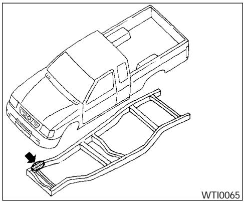NISSAN FRONTIER 2004 - PLAQUE DU NUMERO D'IDENTIFICATION DU VEHICULE (NIV) - 1