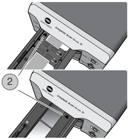 KONICA MINOLTA DIMAGE SCAN DUAL IV - Chargement du passé-vues dans le scanner - 2