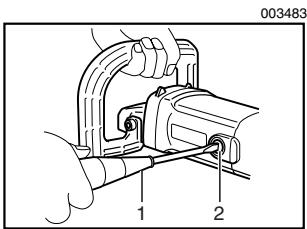 MAKITA 9227C - Replacement des charbons - 2
