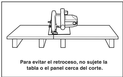 Para evitar el retroceso, no sujete la tabla o el panel cerca del corte.