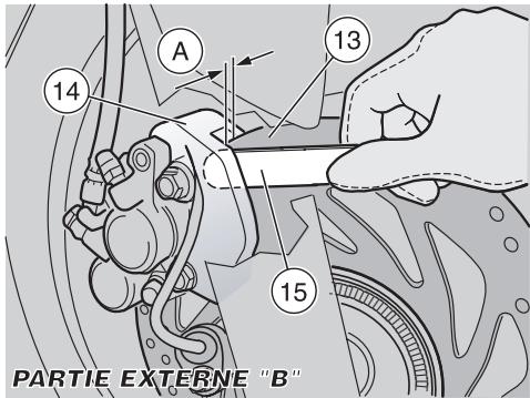 APRILIA ETV MILLE CAPONORD ABS - Couple de serrage de la vis (7) de l'étau axe : 10 Nm (7,23 pieds livre). - 2