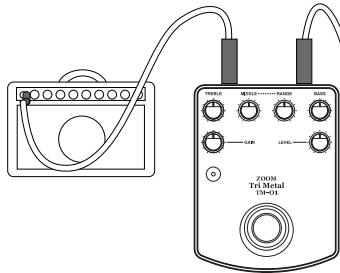 ZOOM TM-01 - Raccorder le câble de sortie à l'amplificateur. - 1