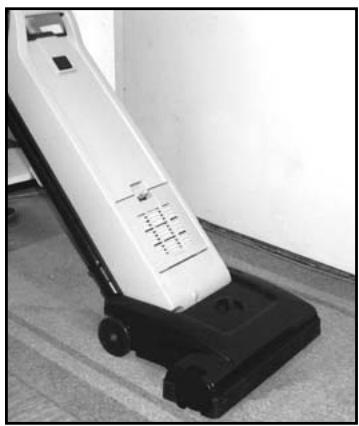 NILFISK 212 - REMARQUE! Débranchetz derniers le cordon d'alimentation avant toute opération de maintenance sur l'appareil. - 4