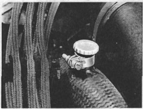 PORSCHE 924 - REEMPLACEMENT DU LIQUIDE DE REFROIDISSEMENT ET PURGE DU CIRCUIT DE REFROIDISSEMENT - 2