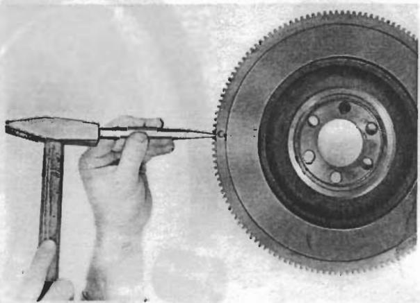 PORSCHE 924 - REEMPLACEMENT DE LA COURONNE DENTEE - 1