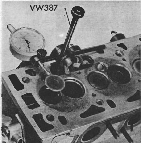 PORSCHE 924 - DEPOSE ET REPOSE DU JOINT DE QUEUE DE SOUPAPE (Culasse en place) - 1