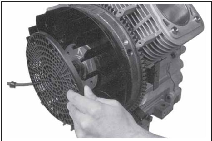 KOHLER CV20 - Dépose de la grille de protection (contra l'herbe) et du ventilateur - 1