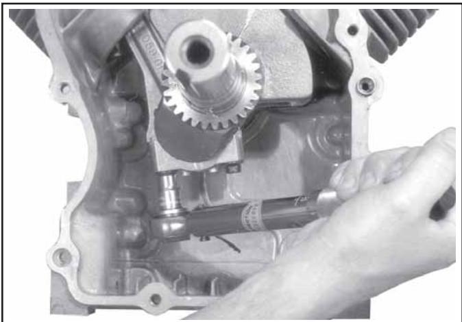 KOHLER CV20 - Installation des bielles avec pistons et segments de piston - 4