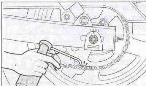 HYOSUNG AQUILA 125 GV - NETTOYAGE ET GRAISSAGE DE LA CHAIN - 1