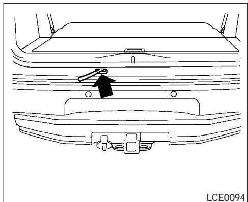 INFINITI QX56 - Retrait de la roue de secours et des outils du coffre - 2