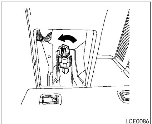 INFINITI QX56 - Retrait de la roue de secours et des outils du coffre - 1