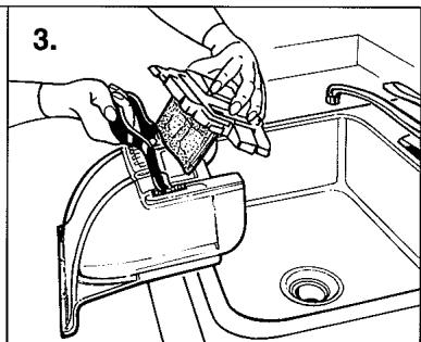 DIRT DEVIL MCE6000 - EMPTYING AND CLEANING DIRTY WATER TANK - 3