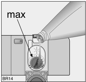 BORETTI BVW95 - Remplissage du réservoir de produit de rangement - 2