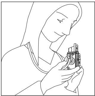 MINOX DCC ROLLEIFLEX AF 5.0 - Holding the camera - 1