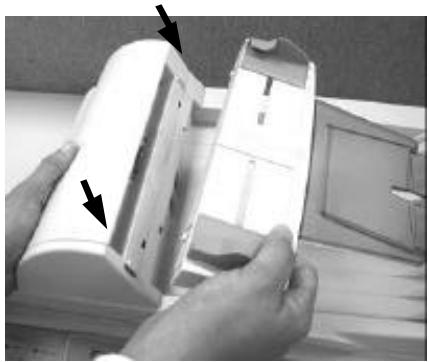 AVISION NETDELIVER @V2000 - Installer le plateau d'alimentation papier - 2