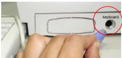 AVISION NETDELIVER @V2000 - CONNECTER LE CABLE DU CLAVIER - 1