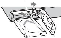 SONY DSC-RX100 - Indsætning af batteriet - 2