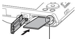 SONY DSC-W830 PACK  : ETUI - Memóriakártha (kūlön megvásárolhátó) behelyezése - 2