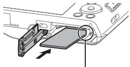 SONY DSC-W830 PACK  : ETUI - Muistikortin asettaminen (myydaan erikseen) - 2